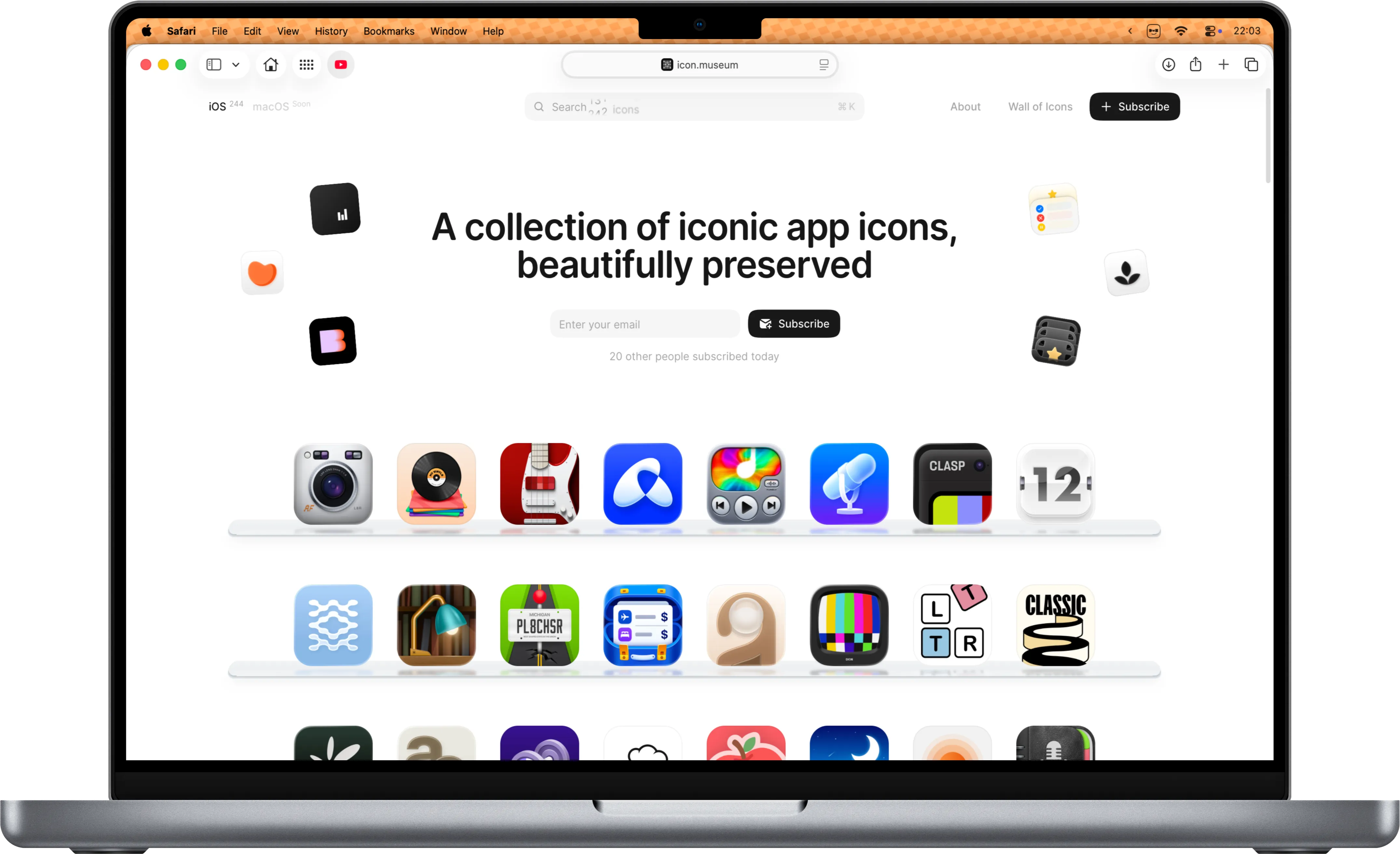 macOS menu bar over Safari, before Dynamic Menu Bar
